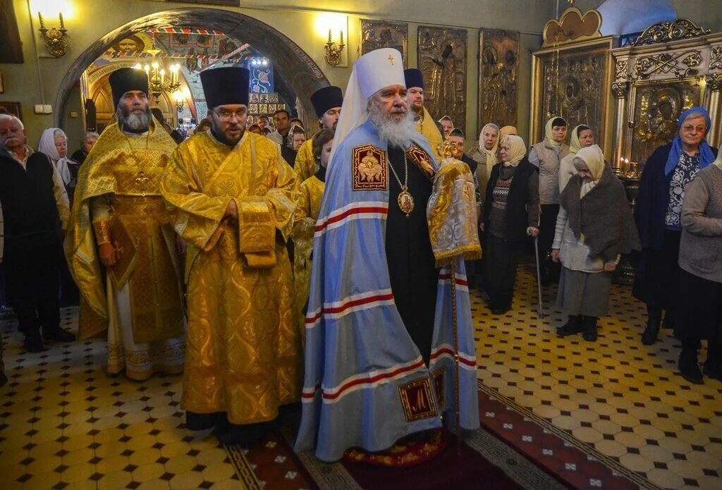 Спас загорье храм расписание. 6 августа. Приидите поклонимся фото богослужения. Сидящий христос в храме преображения в спас загорье. Спас-загорье калужская.