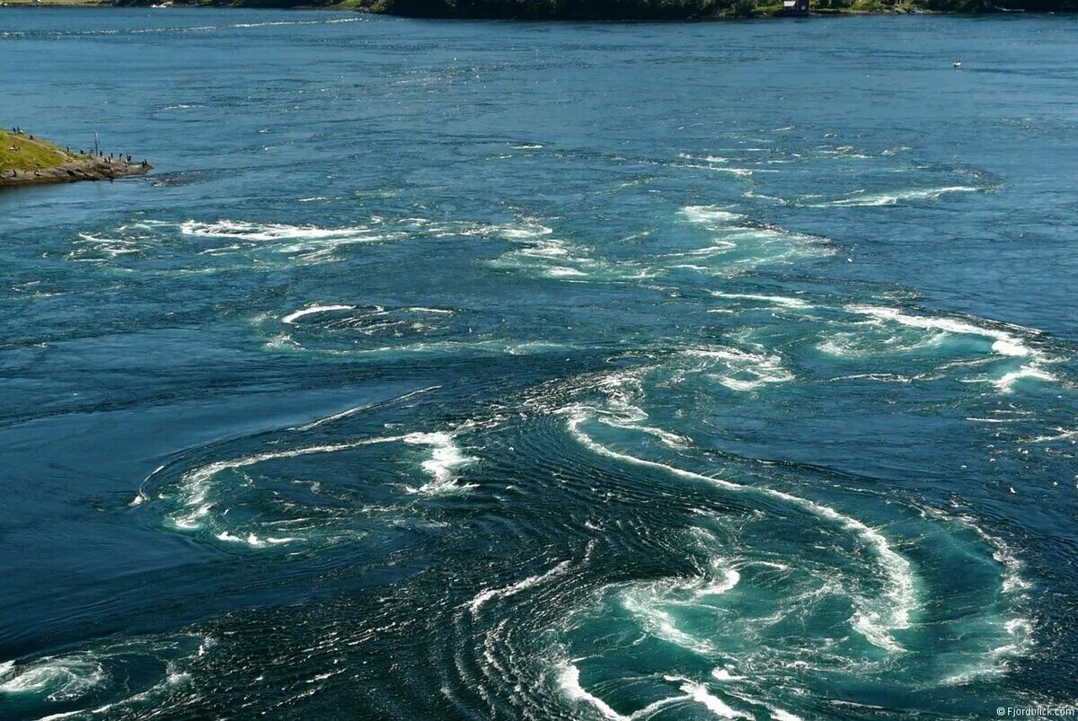 Самое мощное течение в мире. Водоворот Сальстраумен. Водоворот Сальстраумен в Норвегии. Мальмстрем водоворот. Лофотенские острова водоворот Мальстрем.