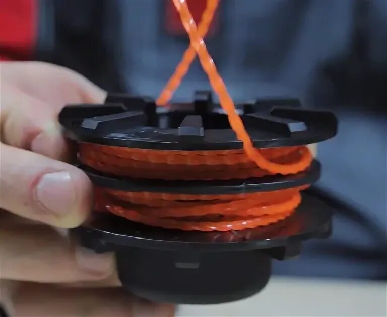 Триммер бензиновый штурм намотать леску. Как заправить леску в катушку видео. Как заправлять леску в катушку триммера stihl. Намотка лески на катушку триммера huter get-600. Как заправить леску в катушку видео.