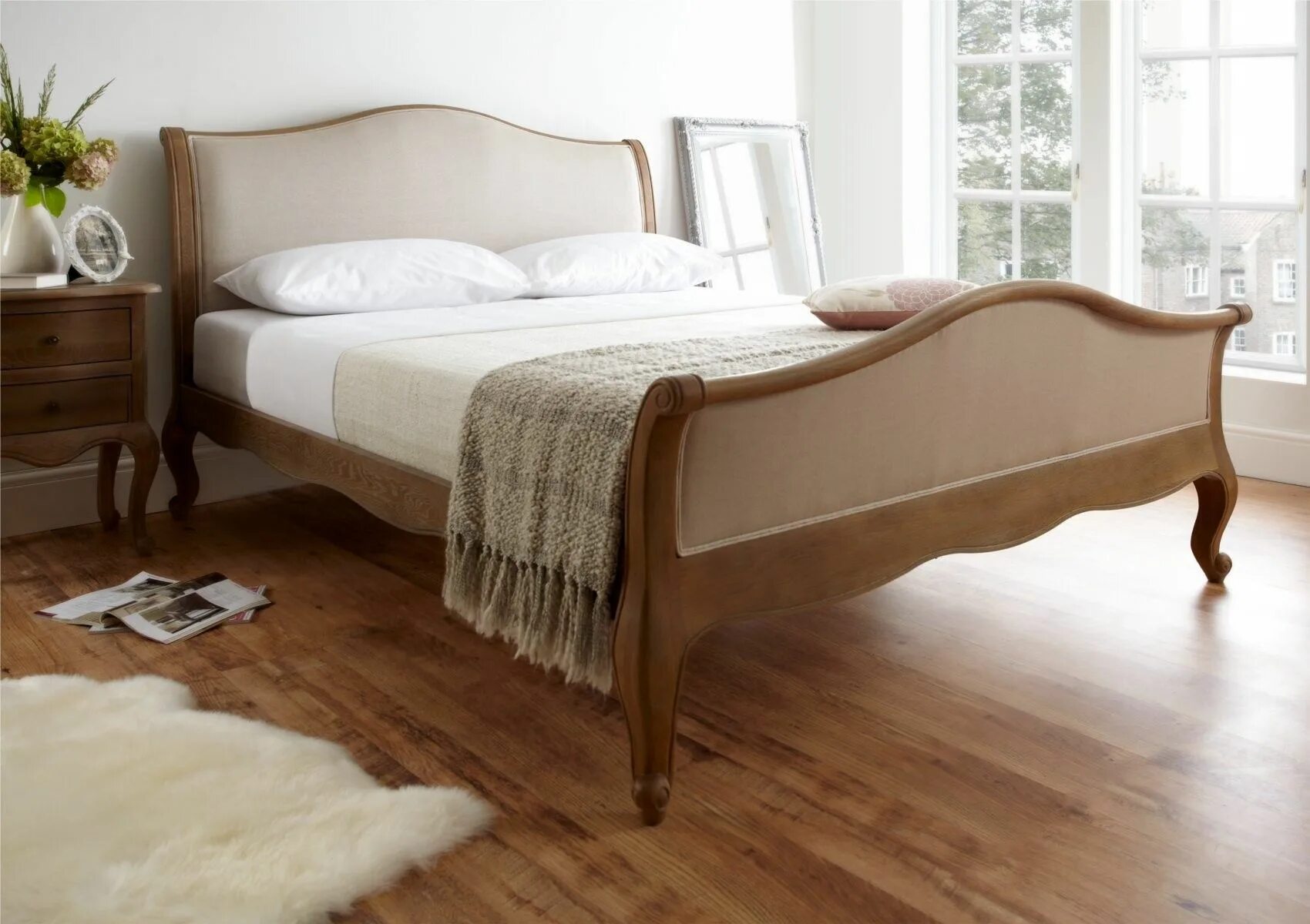 Скрип деревянных кроватей. Кровати Кинг сайз из массива. Кровать с деревянным изголовьем. Кровать из натурального дерева. Кровать деревянная мягкая.