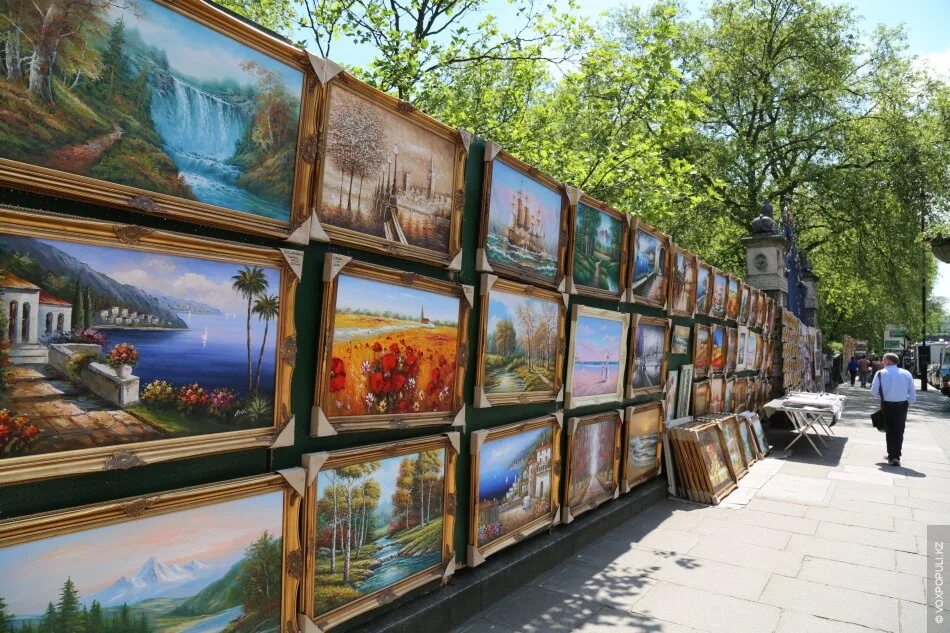 За сколько продают картины. Вернисаж на улице. Выставка картин. Выставка картин на улице. Вернисаж в Москве картины.