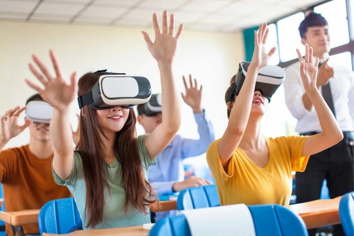 Студенты веселятся. VR российские школьники. Студенты радуются фото. VR in the Classroom.