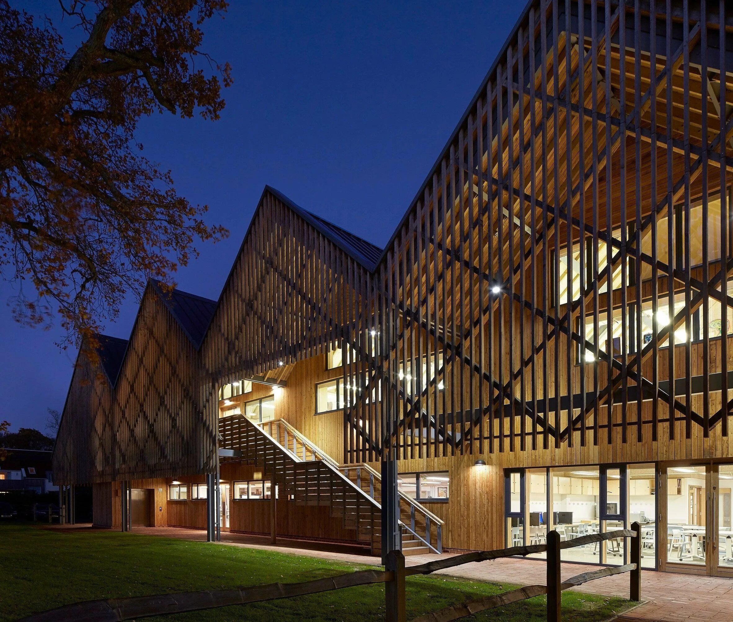 School architecture. Bedales School Англия. Feilden Clegg Bradley Studios. Школа искусств архитектура в Европе. Школы Канады архитектура фасады.