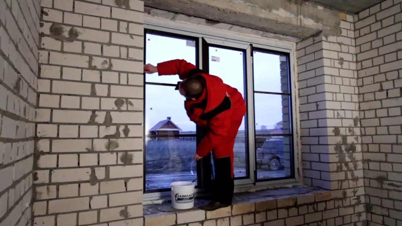 Вставляем окна в кирпичном доме. Гидроизоляция окон. кирпичная кладка окна. гидроизоляция откосов окон. откосы из кирпича на окнах.