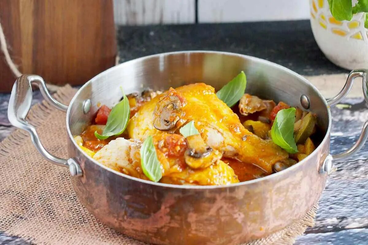 Тушеная грудка с овощами на сковороде. Тушеные кабачки с курицей. курица тушеная с баклажанами и кабачками. курица тушеная с кабачком и баклажаном подача.