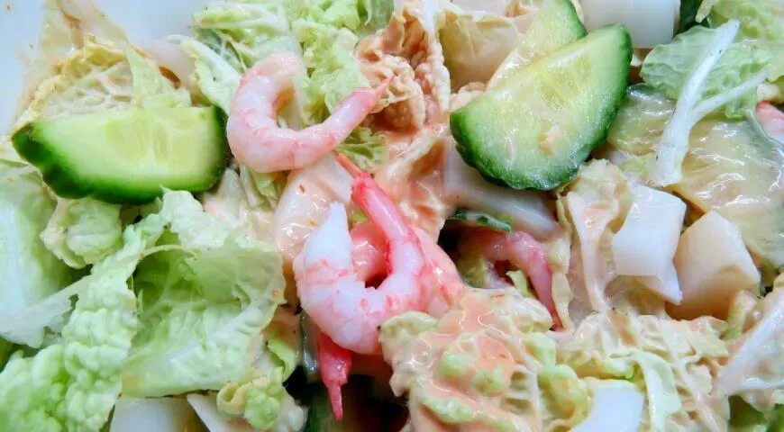 Салат с креветками кальмарами самый вкусный рецепт. Кальмар с креветками пекинка салат. пекинская капуста с креветками. салат из пекинской капусты с креветками. салат с креветками и пекинской капустой.