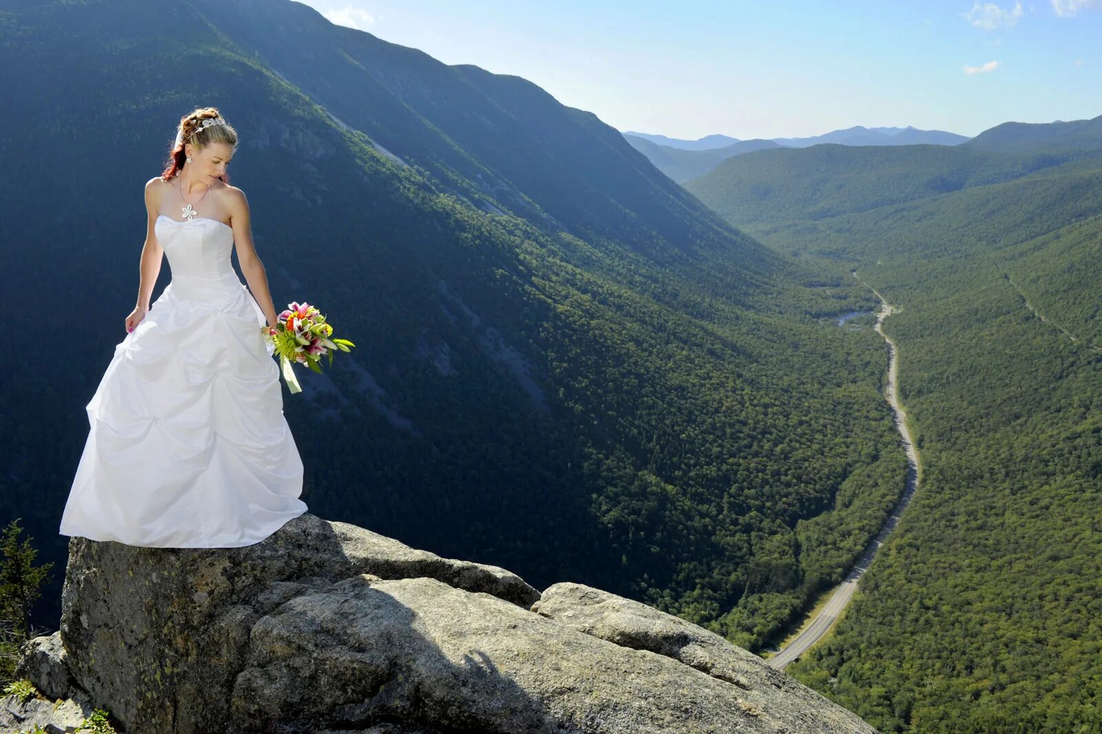Свадьба в горах. Фотосессия в горах. Свадебная фотосессия в горах. Свадебное платье в горах.