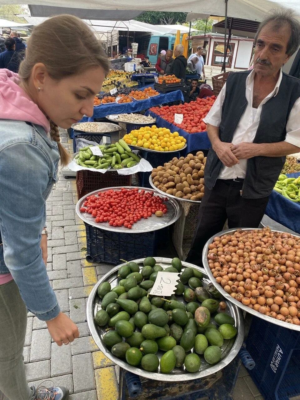 Фрукты в турции в апреле. Фрукты в Турции. Рынок Турции фрукты. Ягоды в Турции. Фрукты растущие в Турции.