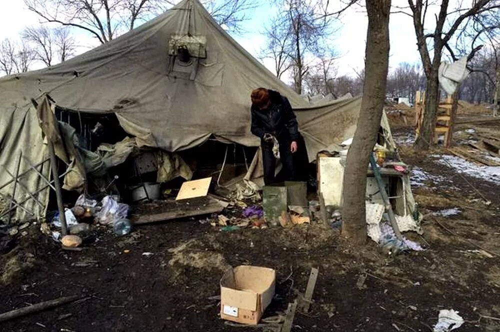 Заброшенная палатка. Дырявая палатка. Порванная палатка. Военный бомж