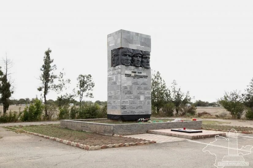 Погода в селе кировское крым. Памятник в селе Кировское Черноморский район. Памятники села Кировское Черноморский. Памятники Кировского района Крым.