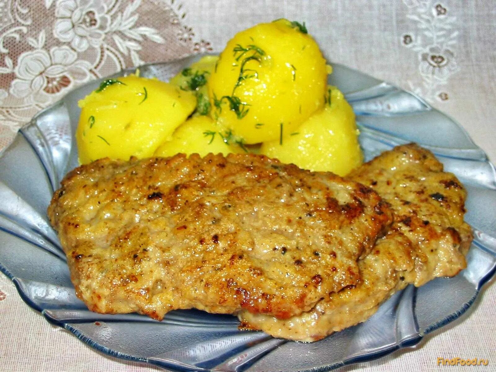 Сколько запекать отбивную в духовке. Отбивные. отбивная с картошкой. отбивные из говядины в духовке. отбивные из говядины в духовке с картошкой.