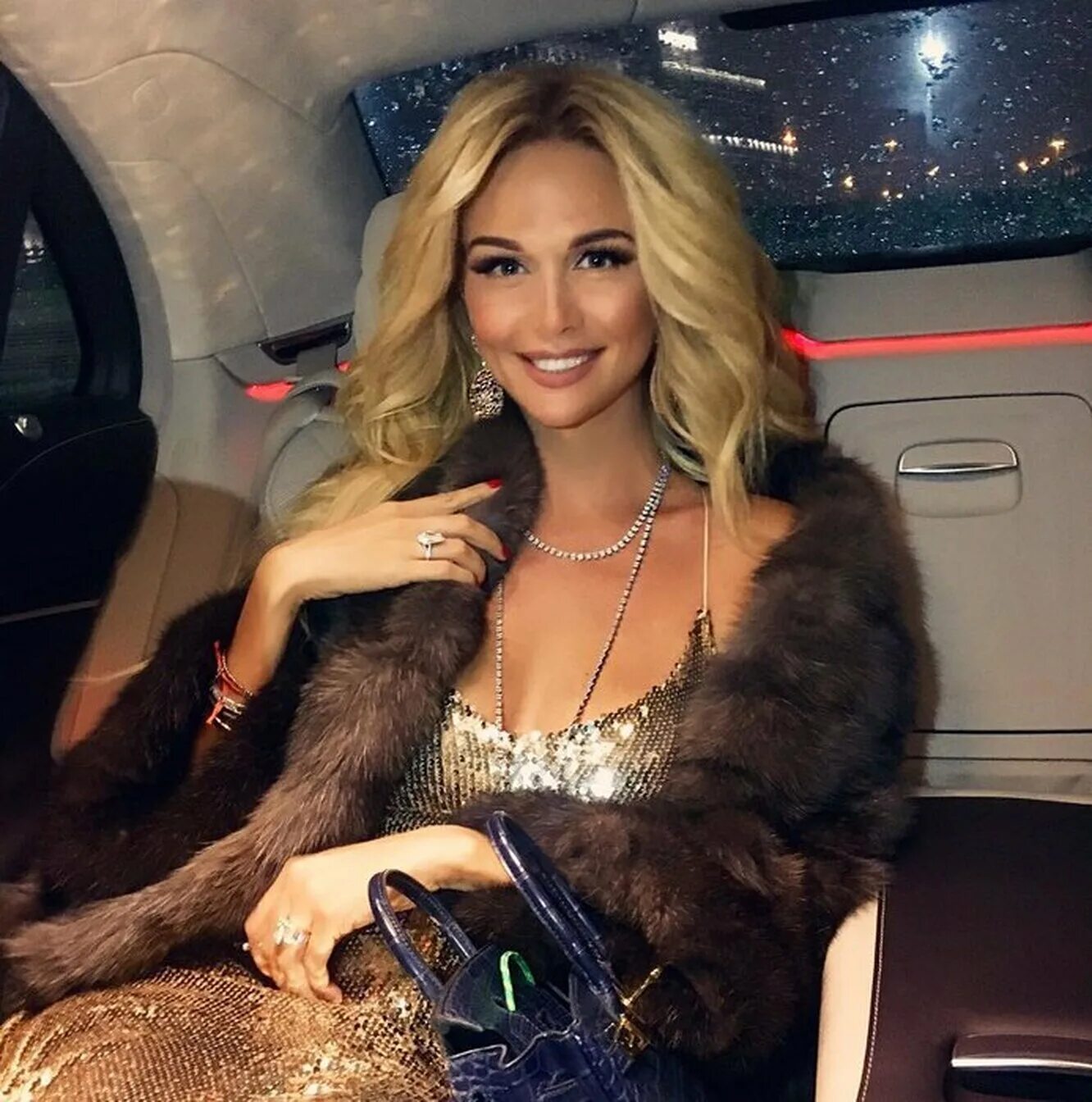 звезды в эскорте. московские знаменитости эскортят. нита кузьмина 2021. виктория лопырева фото 2023 года. звезды в эскорте.