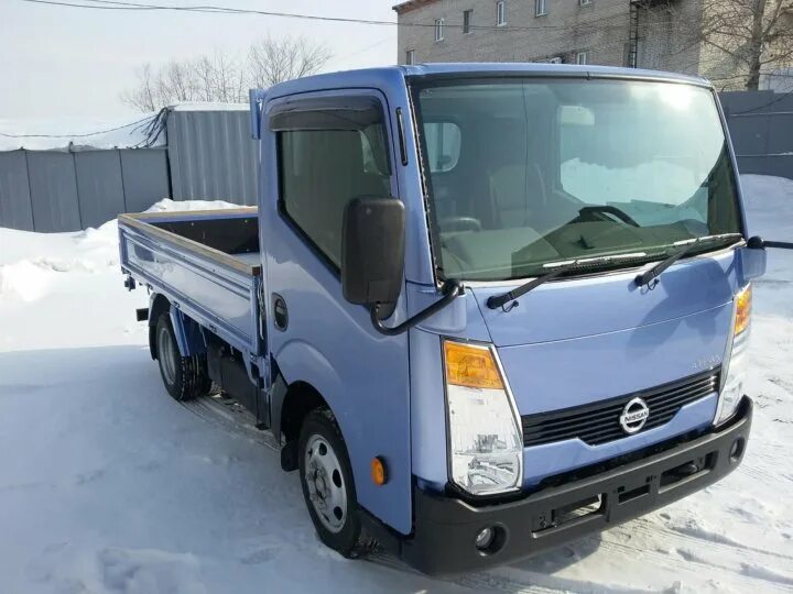 Грузовичок ниссан. Nissan Atlas f24. Nissan Cabstar f24. Nissan Atlas (f24) двойная кабина. Ниссан грузовик до 3.5 тонн.