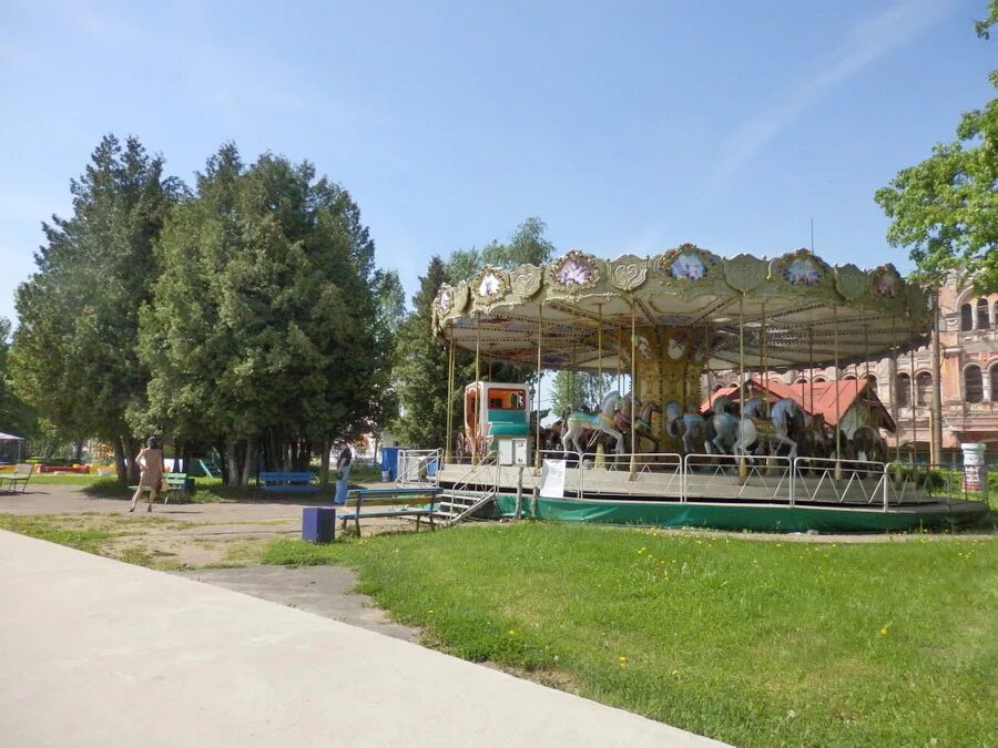 Сквер рыбинск аттракционы. Рыбинский городской сквер в рыбинске. Городской сквер рыбинск. Городской сквер рыбинск. Ярославская область рыбинск городской сквер парк аттракционов.