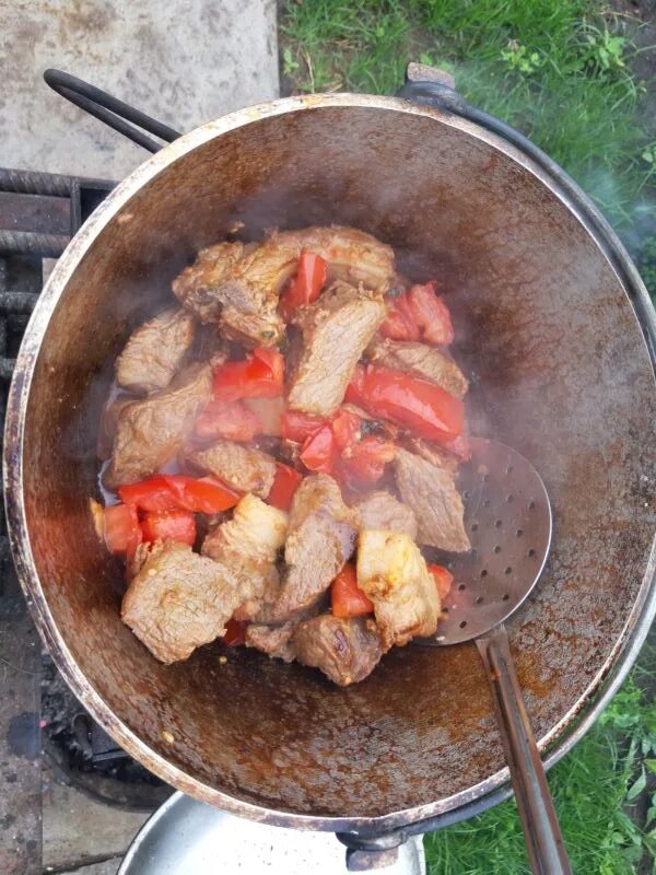 Блюда в казане на костре. Мясо в казане. Мясо тушеное с овощами в казане. Овощи в казане на костре.