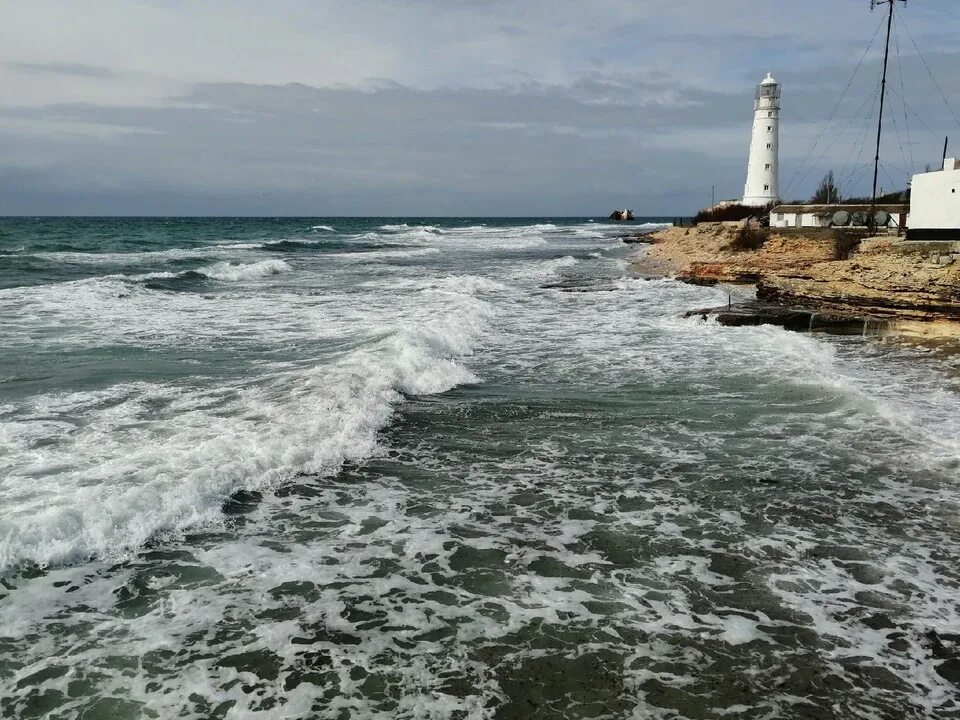 Погода крым веселая. Крым дождь фото. Ветер в Крыму. Погода Крым Симферополь. Штормовое предупреждение Симферополь.