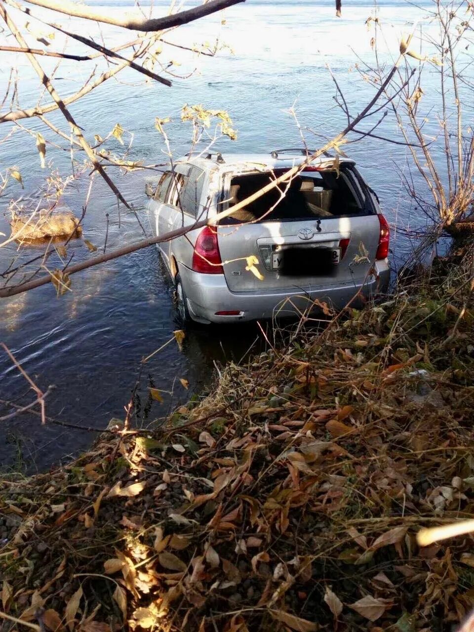 Утонувший автомобиль. Автомобиль утопили. Автомобиль утопленник.