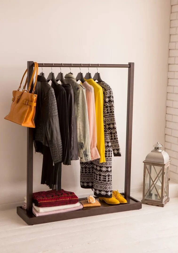 гардеробные напольные для одежды. открытый шкаф с полками для одежды. вешалка в гардеробную. рейл икеа черный. вешалки для гардероба.