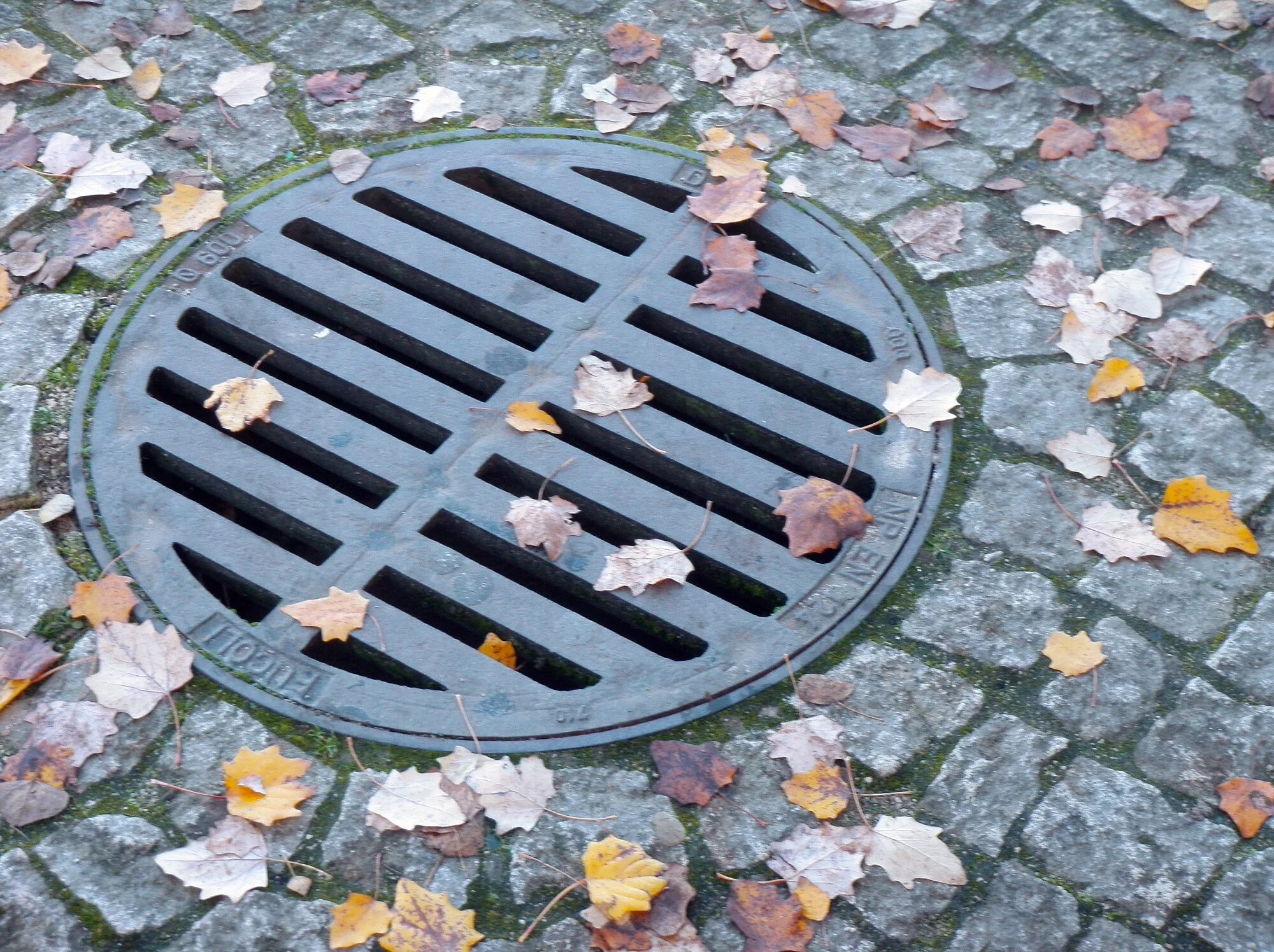 Люк колодезный ливнёвки. Земляной люк. Крышка люка Manhole Cover "l"-Type. Люк канализационный 880мм. Выбив крышку люка вода отнесла ее далеко