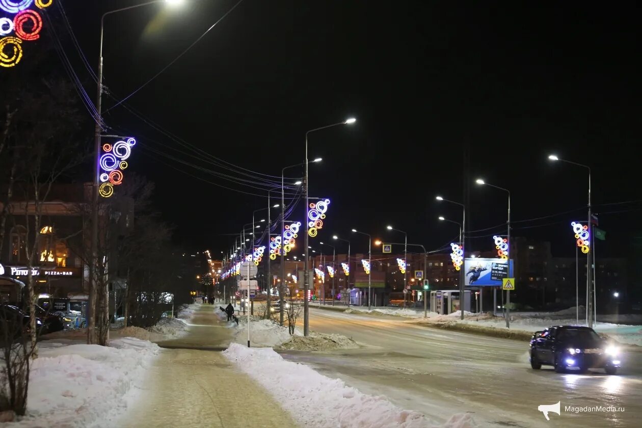 Во сколько в магадане новый год. Магадан медиа. новогодний магадан 2025 фото. магадан наряженная елочка на улице. новогодний магадан 2025 фото.