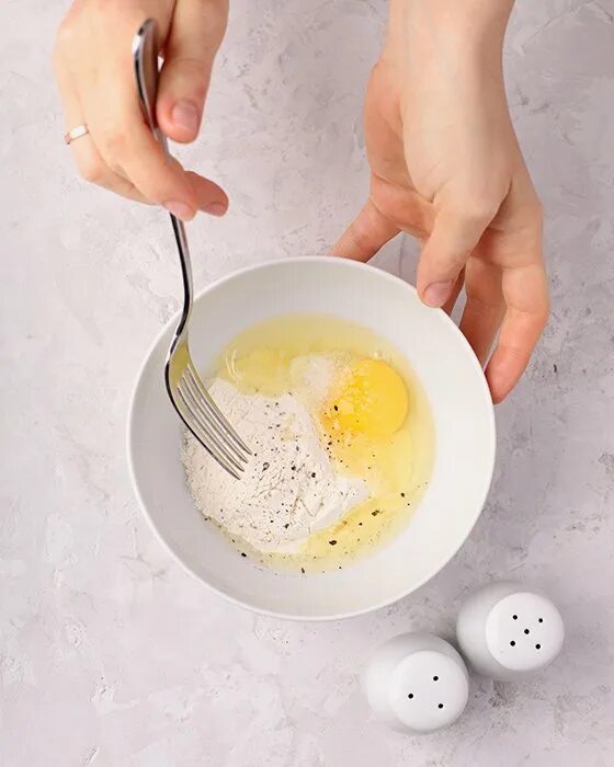 Яйцо соль суставы. Медовый компресс на колено. Суставы народные методы. Рецепт от боли в суставах. Ложка для меда.