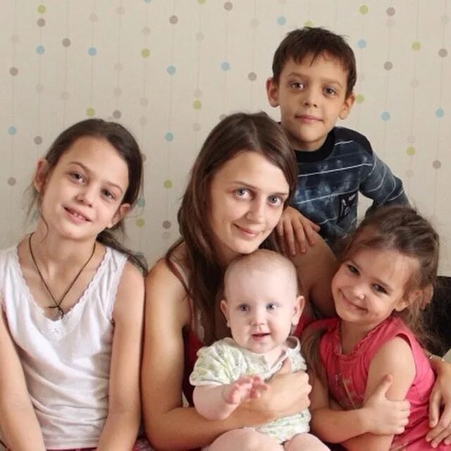 Семейный частный российский. Многодетная семья. Многодетная мама. Дети из многодетных семей. Фотосессия многодетной семьи.