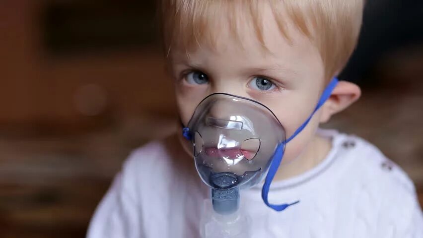 Ингаляции через маску. Кислородные ингаляции. Кислородотерапия у детей. Ребенок в кислородной маске. Ингаляционная маска для детей.