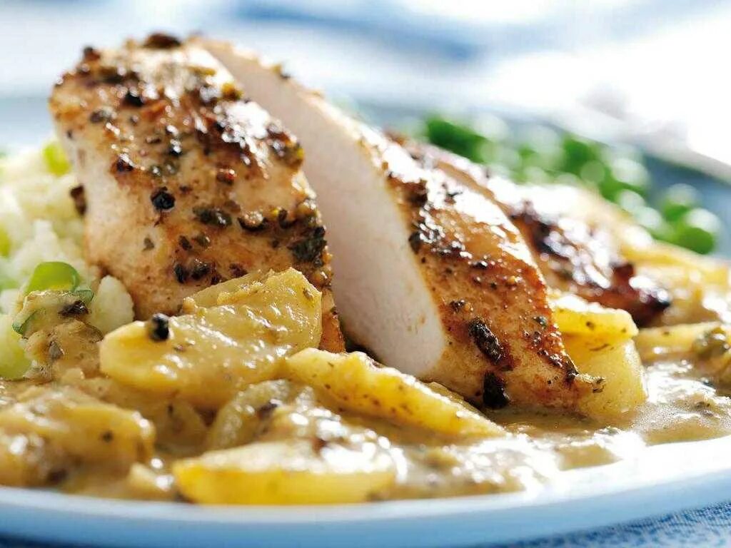 Грудка с картошкой в духовке со сметаной. Куриное филе с картошкой. куриное грудуа с картошкой. куриная грудка с картофелем. куриное филе запеченное.