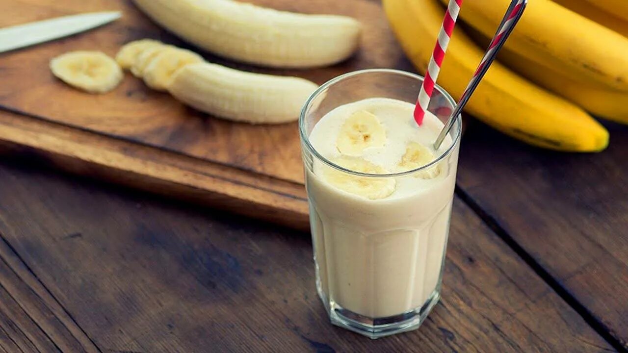 Банановый Шейк Banana Shake. Коктейль банановый Шейк. Банановый смузи. Банановый молочный коктейль.