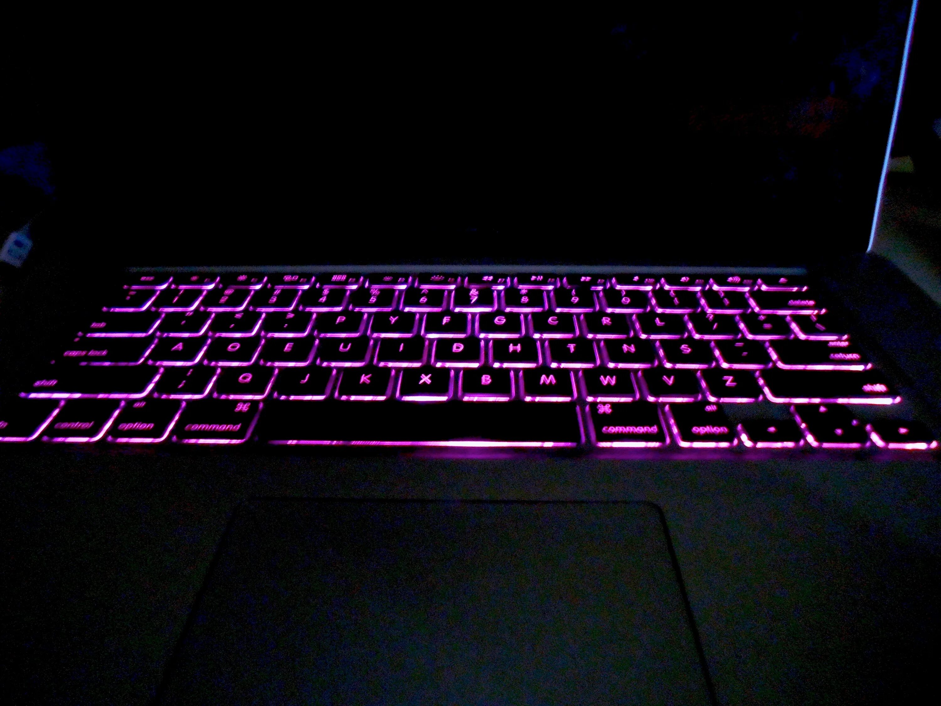 Ноутбук RTX С подсветкой клавиатуры. MACBOOK 2022 подсветка клавиатуры. MACBOOK Pro 2022 Night Backlight Keyboard. Макбук АИР подсветка Клавы.