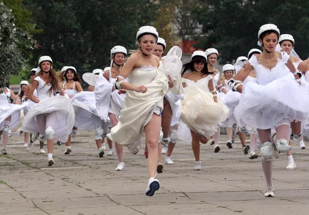 пьяные леди на скачках в англии.