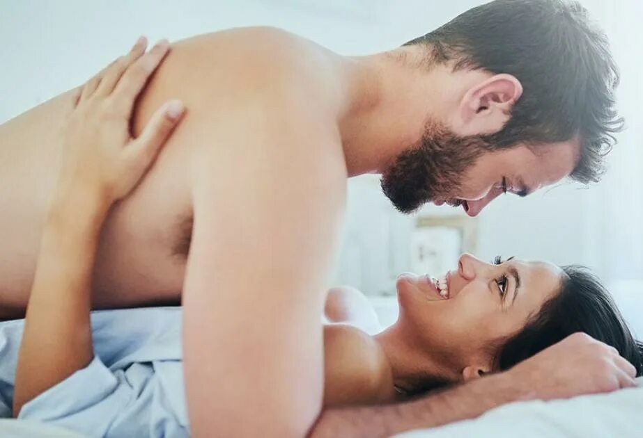 Русское поза миссионера. Мужчина и женщина в постели. Поза сверху. Нежности в постели. Мужчина и женщина занимаются любовью.