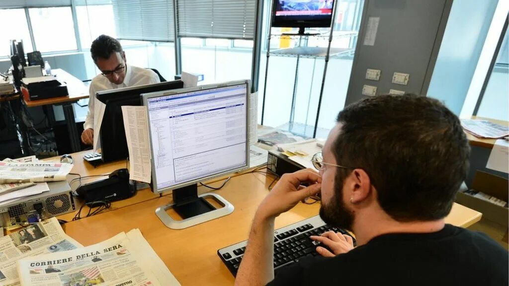 Сотрудники редакции. Последняя версия работа. Блоги и форумы. Инженер конструктор. Рабочий офис.