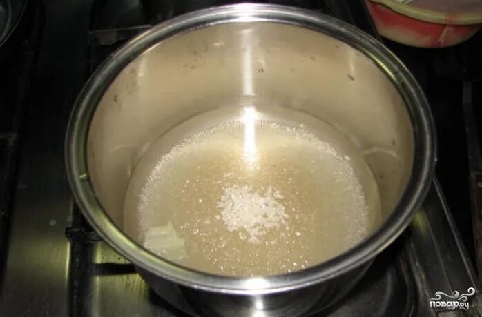 В кипящую воду можно налить растительное масло. Сахарный сироп в сотейнике. Кастрюля для варки сахарного сиропа. Приготовление сахарного сиропа. Сахар в кастрюле.