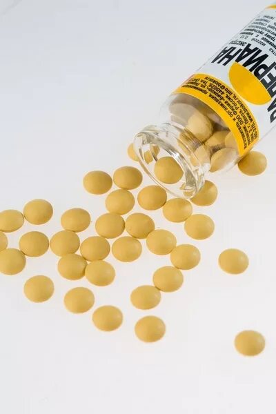 Валерьянка желтая. Успокоительные таблетки желтые. Валериана желтые таблетки. Желтые маленькие таблетки успокоительные. Валерьянка в таблетках.