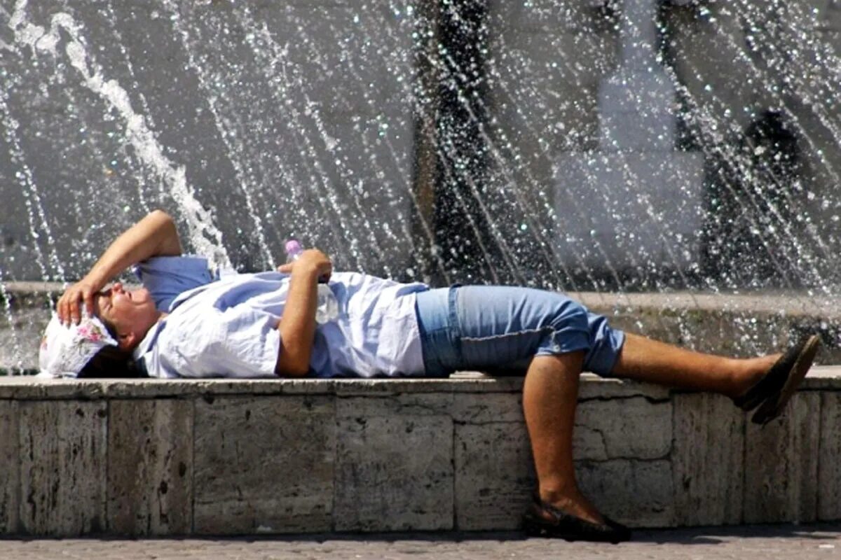 После сильной жары. Жара. Летний дождь спасение от жары. Жара в Молдове. Картинка где человеку очень жарко.