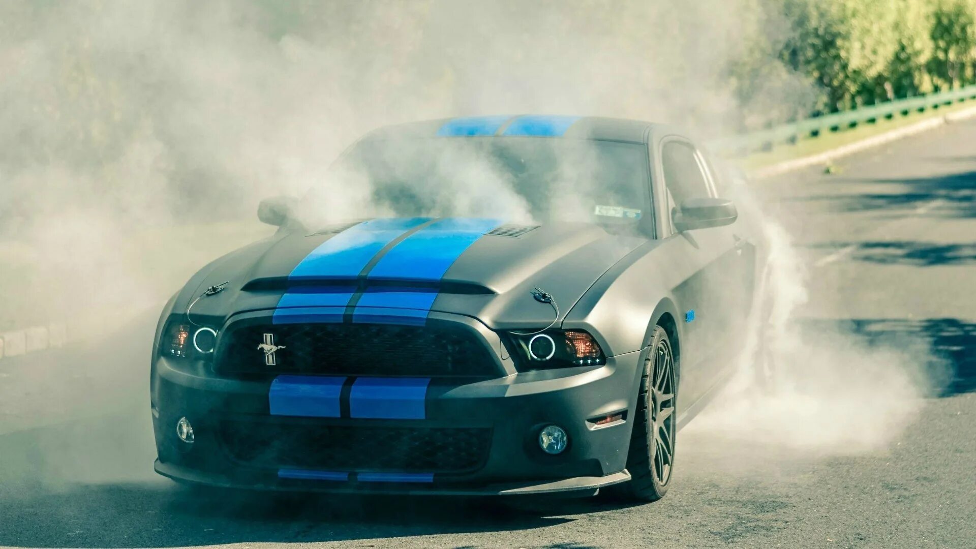 Крутые заставки на телефон. Ford Mustang Shelby gt500 в дыму. Ford Mustang Shelby бернаут. Ford Mustang gt500 дрифт. Дрифт Ford Mustang Shelby gt 500.