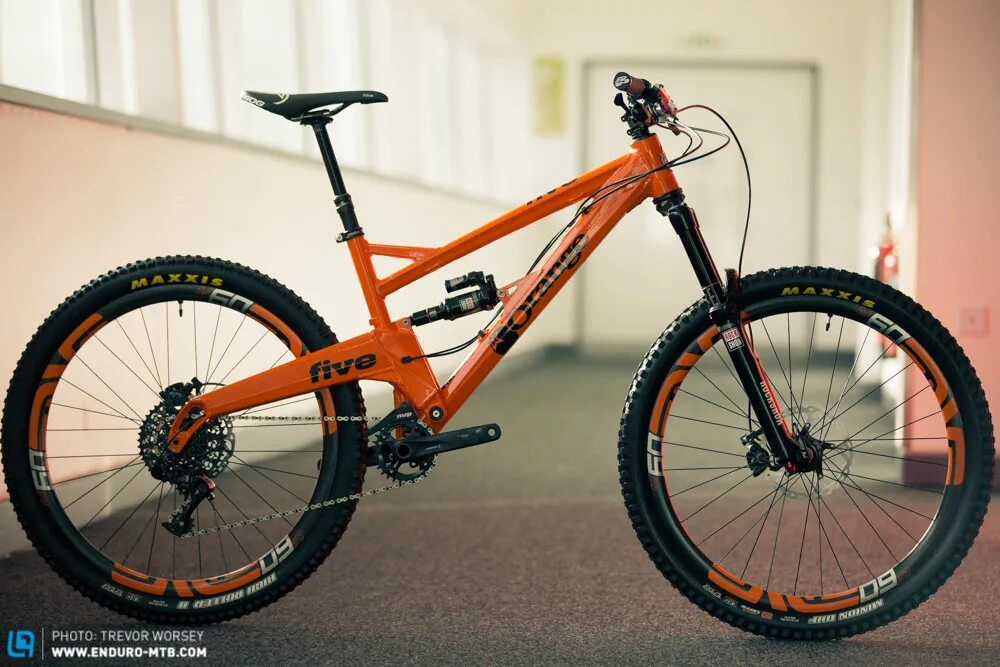 Five bikes. Orange MTB велосипед. Kelt VKT 2690 MTB Bike велосипед. Оранжевый МТБ. Black-Orange MTB.