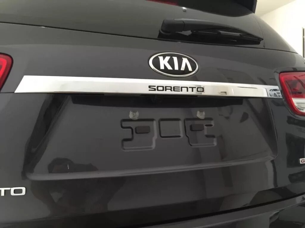 Накладка на заднюю дверь багажника. Kia Sorento 2 xmнакладка на дверь багажника. Накладка крышки багажника Соренто Прайм 3. Накладка крышки багажника Киа Соренто. Накладка крышки багажника Соренто Прайм.