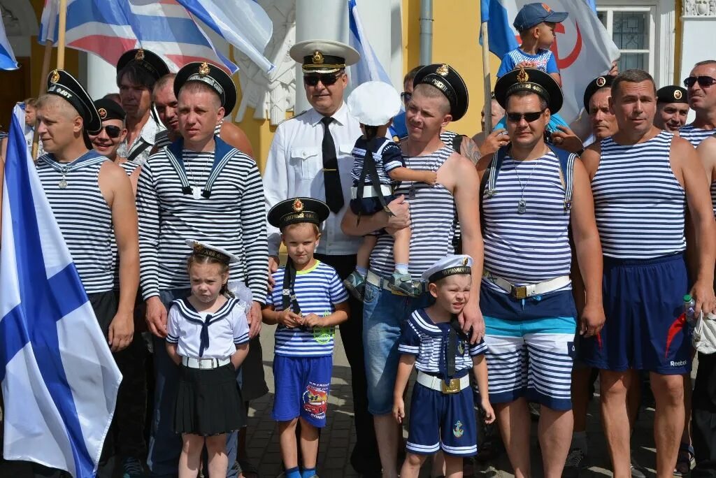 когда идут матросы даже дети. агния барто матросская шапка веревка в руке. когда идут матросы даже дети. когда идут матросы даже дети. ребенок морячок.