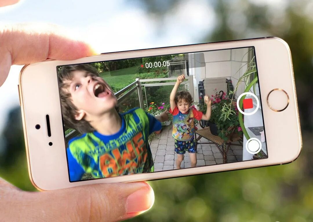 Круто снимать на айфон. Фотографирует на телефон. съемка на телефон. съемка дети смартфон. видеосъемка на айфон.