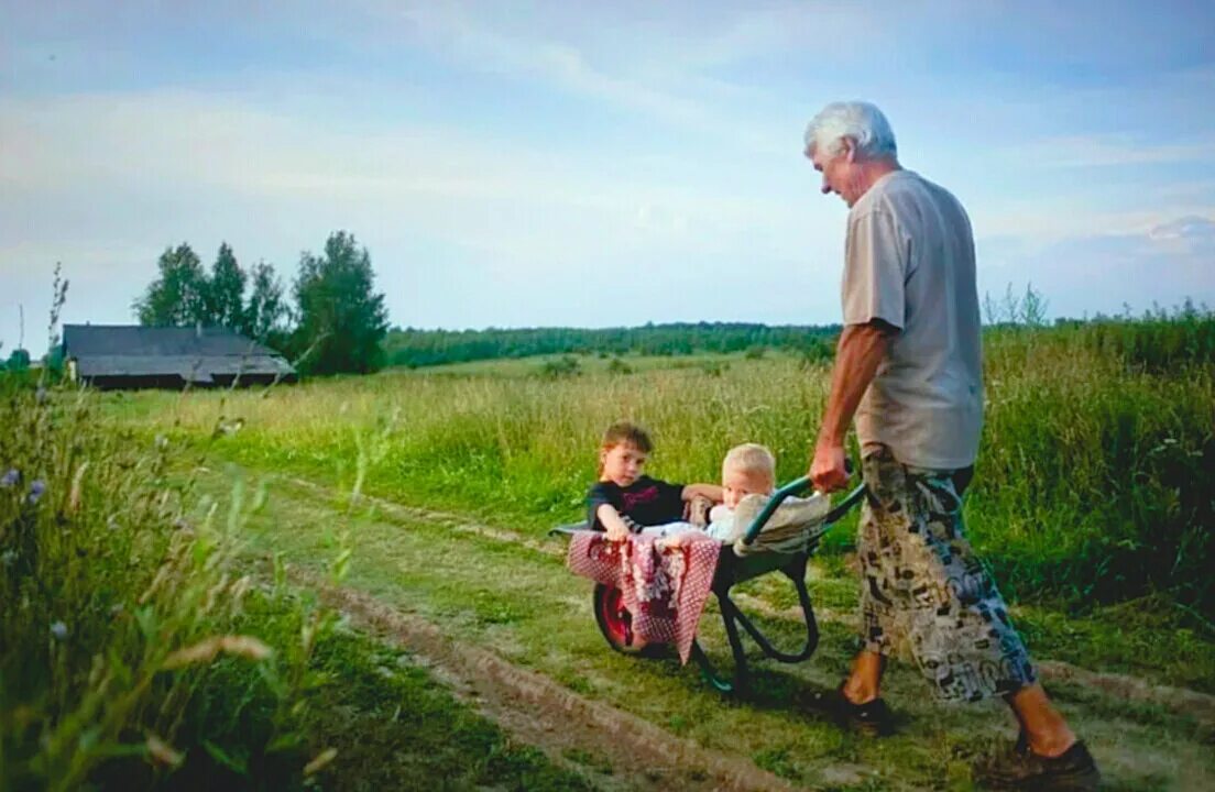 Поехал летом к бабушке. Внуки в деревне. Фотосессия в деревне. Бабушка с внуками в деревне. Лето в деревне дети.