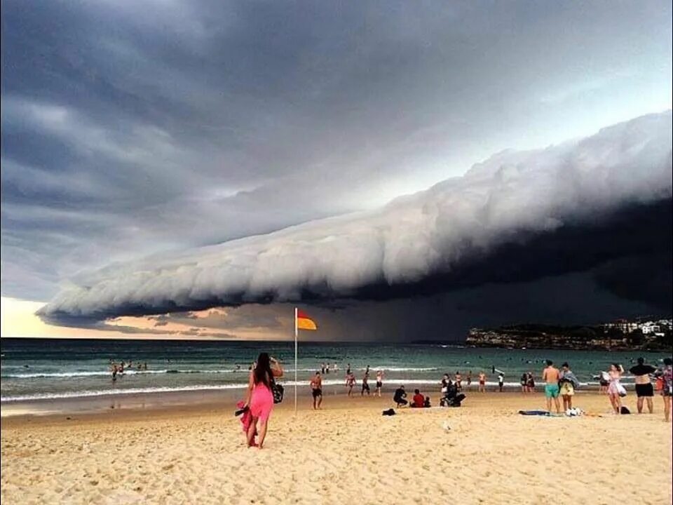 Есть ли шторм. Природные явления Торнадо ЦУНАМИ. ЦУНАМИ В Сиднее. ЦУНАМИ В Австралии. Мальдивы Торнадо.