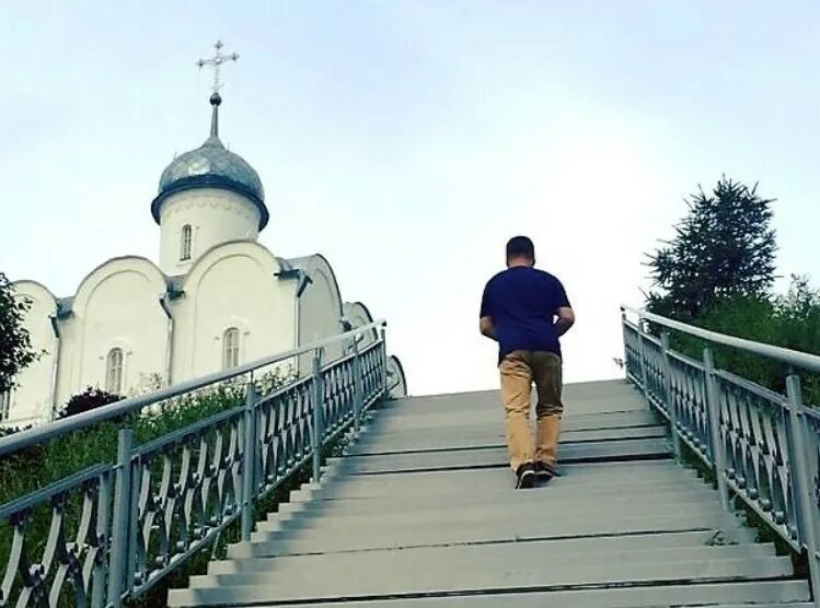 Парень возле храма. Мужчина возле церкви. Люди в храме. Парень в церкви. Приход оставить