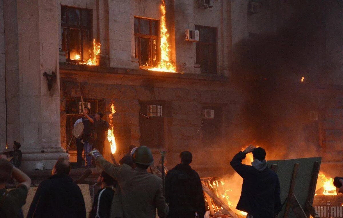 Почему 2 мая. Дом профсоюзов в одессе 2 мая 2014. одесса 2014 дом профсоюзов. одесса дом профсоюзов трагедия 2014 год. сожжение людей в одессе в 2014 в доме профсоюзов.