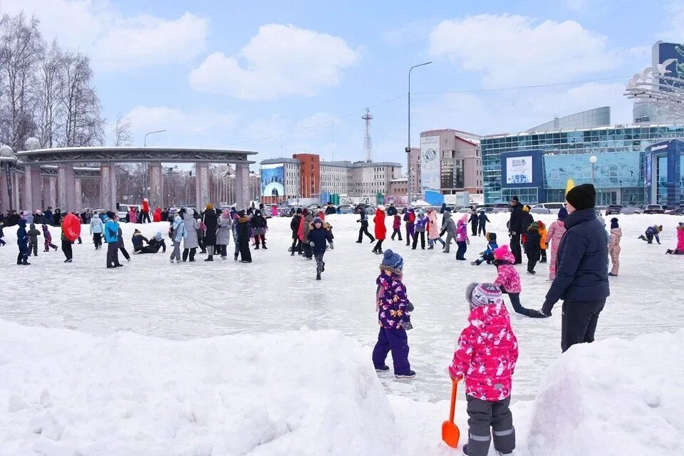 Масленица в ханты мансийске 2024. Каток Ханты-Мансийск. Каток в Ханты Мансийске. Открытый каток Нефтеюганск. Каток закрытый в Ханты.