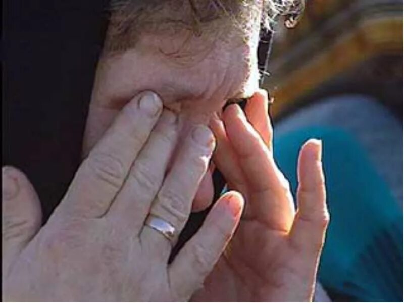 слезы мамы. слезы матери. плачущие родители. слезы матери. женщины оплакивают погибших.