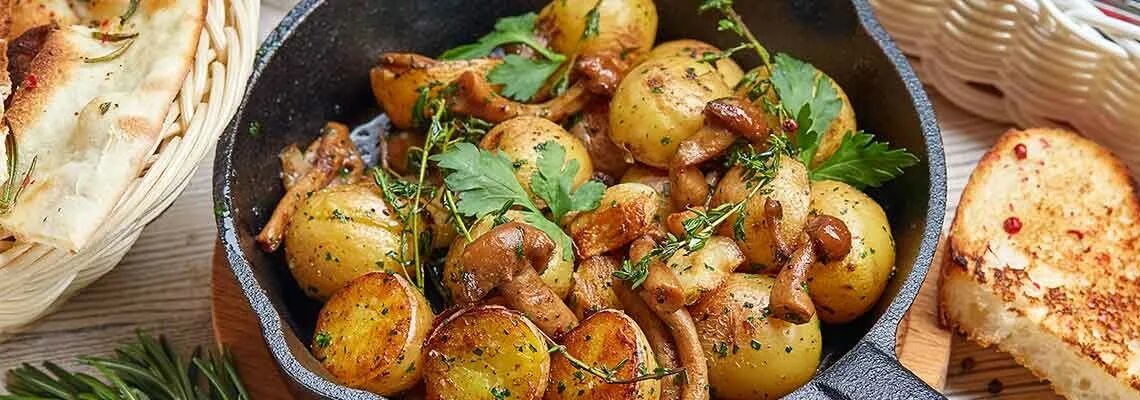 Картошка жареная с грибами опятами. Опята жареные с картошкой. Рецепты с опятами свежими. Приготовить опята с картошкой. Кассероль с курицей.