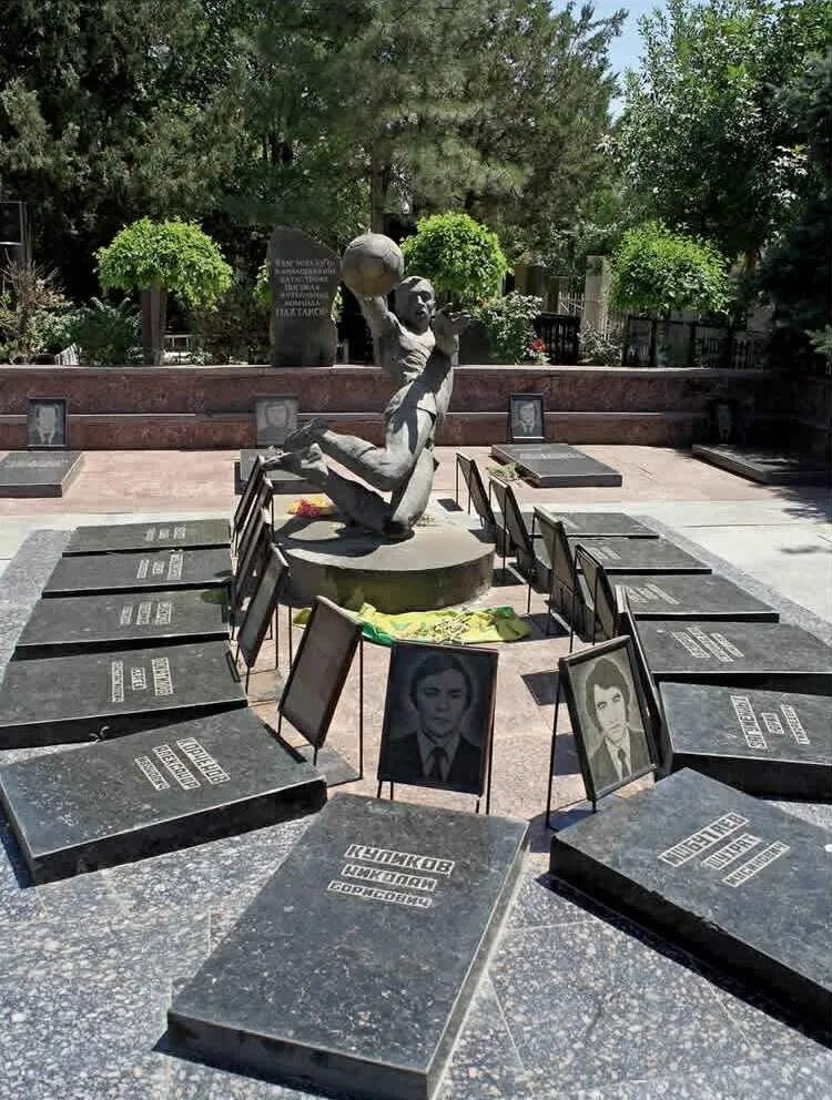 Авиакатастрофа команды пахтакор. Памятник пахтакору в ташкенте. памятник пахтакору 79. пахтакор 79 кладбище. пахтакор авиакатастрофа 1979.