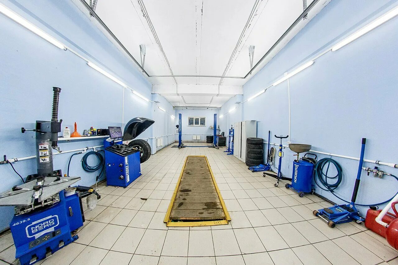 помещение шиномонтажной мастерской. шиномонтажный цех. отделка автосервиса. помещение для шиномонтажа. шиномонтажной оборудования штарк.